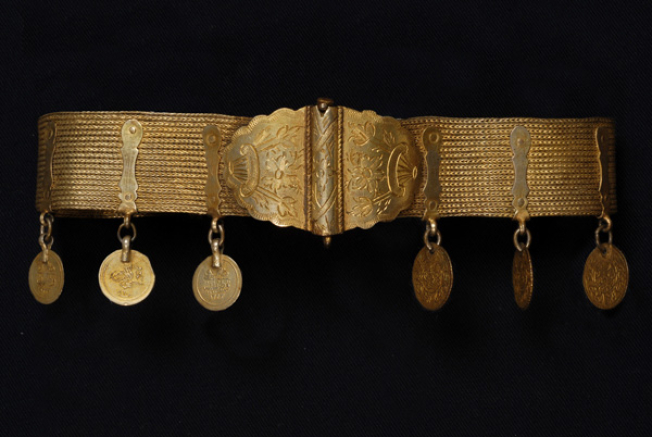 Gilt choker with two curved cast plates bearing engraved floral decoration