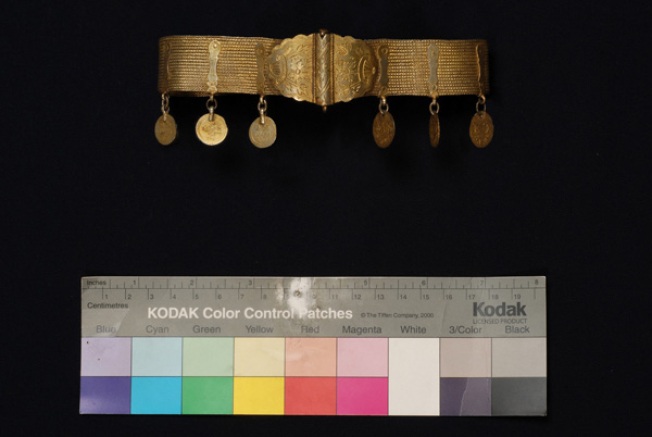 Gilt choker with two curved cast plates bearing engraved floral decoration