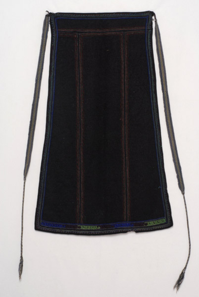 Black skoutisia apron ornamented plainly with dark coloured outres