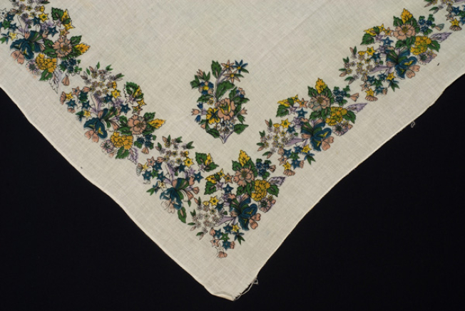 Tessaragkono mandili me ta fteroudia, cotton printed kerchief with vegetal decoration