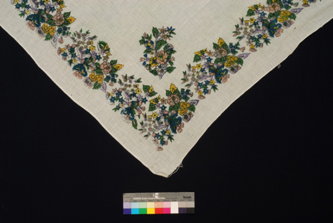 Tessaragkono mandili me ta fteroudia, cotton printed kerchief with vegetal decoration
