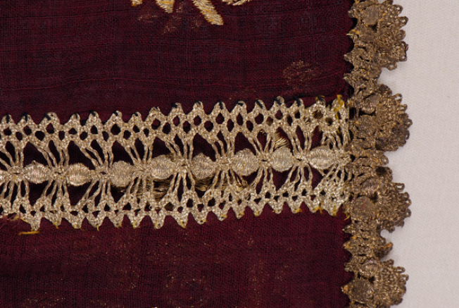 Sleeve, detail of the lacy band