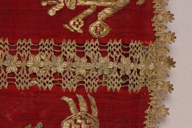 Sleeve, detail of the lacy band