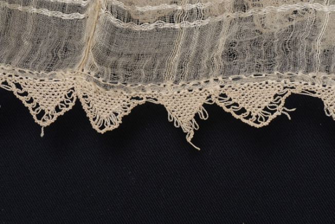 Detail of the fabric and the bibila (crocheted lace)