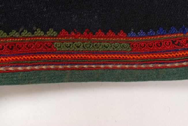 Detail of the applique decoration at the border with heart-shaped motifs and dougadakia