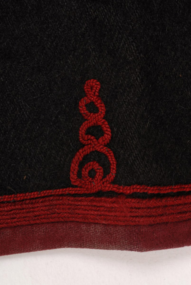 Detail of the applique decoration at bleta, pleat, with successive thilitses