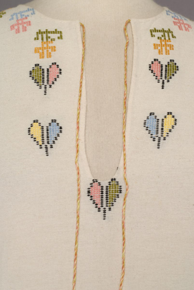 Detail of the decoration, ploumia at the plastron