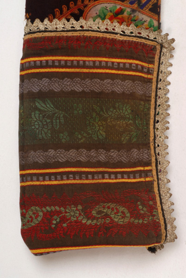 Detail of the cotton brocaded fabric at the inner side of the sleeves