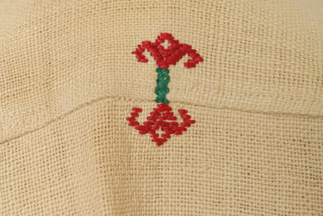 Ploumi at the shoulder of the chemise