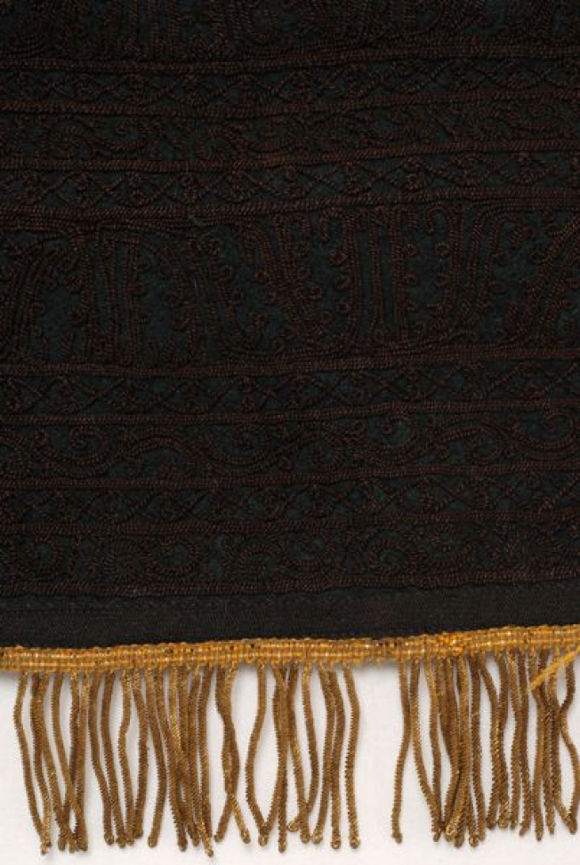 Detail of the band-like geometric decoration with black silk outra