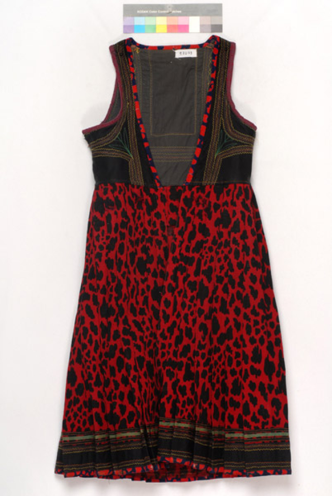 Φουστάνι από βυσσινί μάλλινη φανέλα με κόκκινο και μαύρο animal print, στολισμένο με καρελίσια κεντήματα (πολύχρωμα γαζιά)