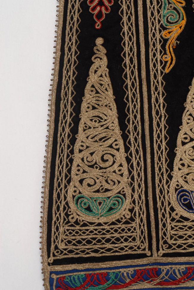 Λαγκιόλι, λεπτομέρεια διακόσμησης με γαϊτάνι χρυσό και μεταξωτές ουτρές 