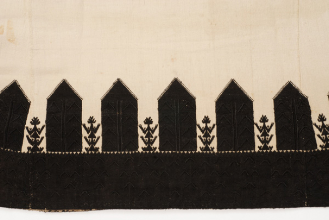 Embroidery at the back "mana"