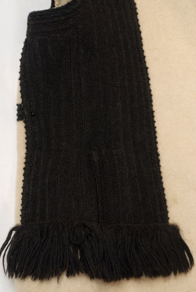 Edging at the opening at the armpit with three-coloured wool cordon (black, dark blue and green)