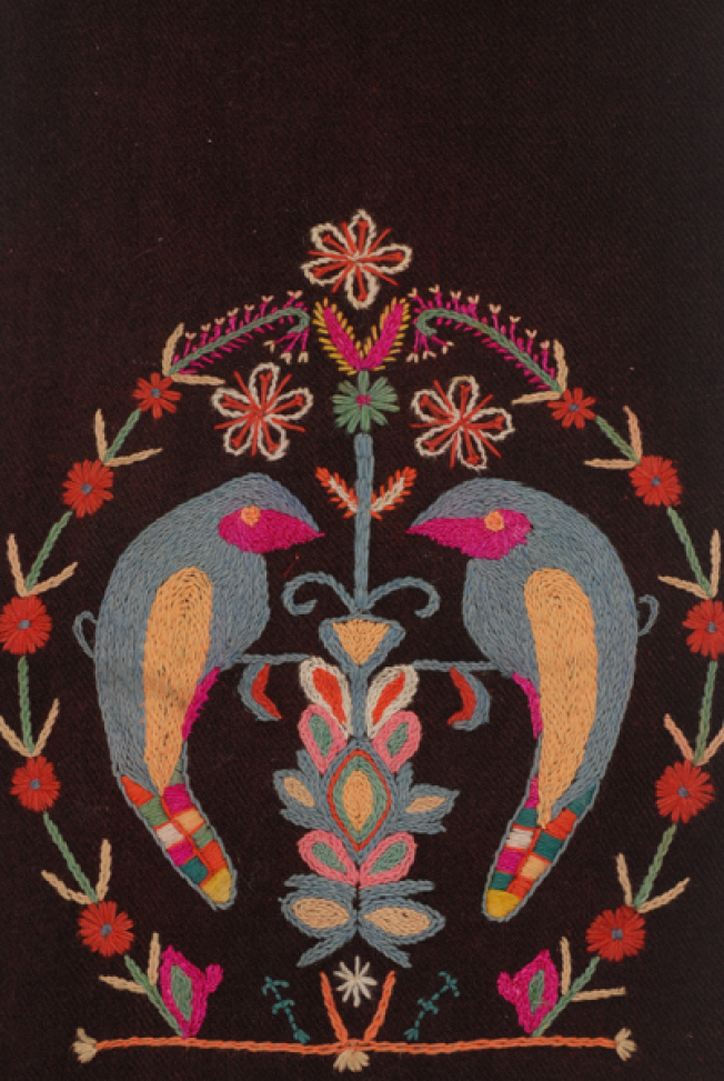 Λεπτομέρεια κεντητού διακόσμου, γλάστρα με πουλιά και κλαδιά με λουλούδια που σχηματίζουν στεφανάκι
