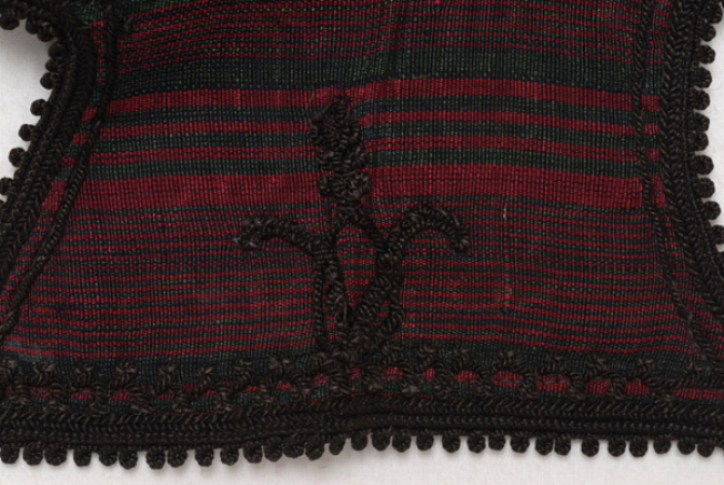 Detail of the decoration at the sleeve kapaki: flower embroidered on alatzas