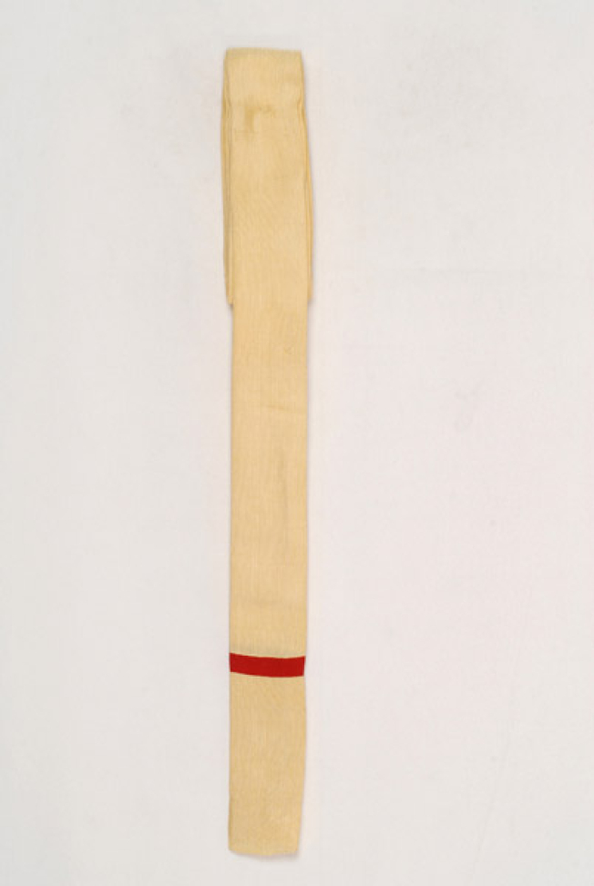 Silk, safranismeni ombolia with rouses at the edges