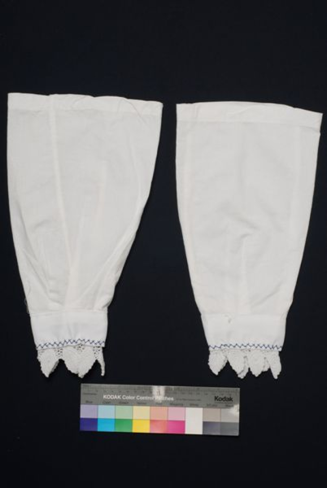 Pair of sleeves with lace at the cuff