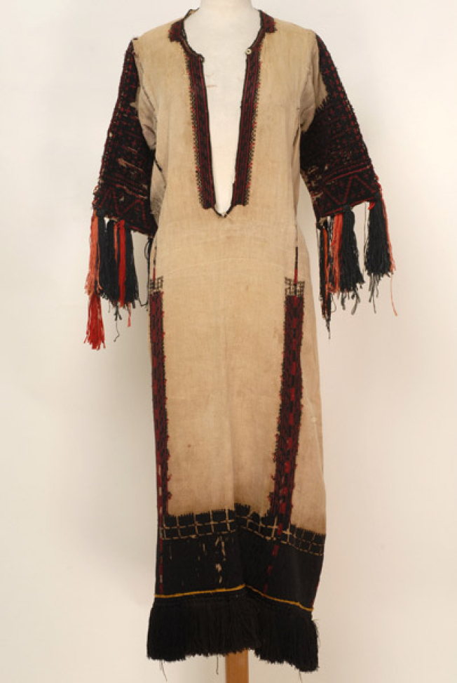Linen festive sleeveless chemise embroidered with the black and coloured silk outradhes