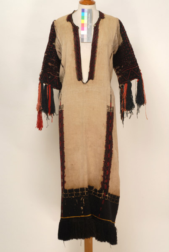 Linen festive sleeveless chemise embroidered with the black and coloured silk outradhes