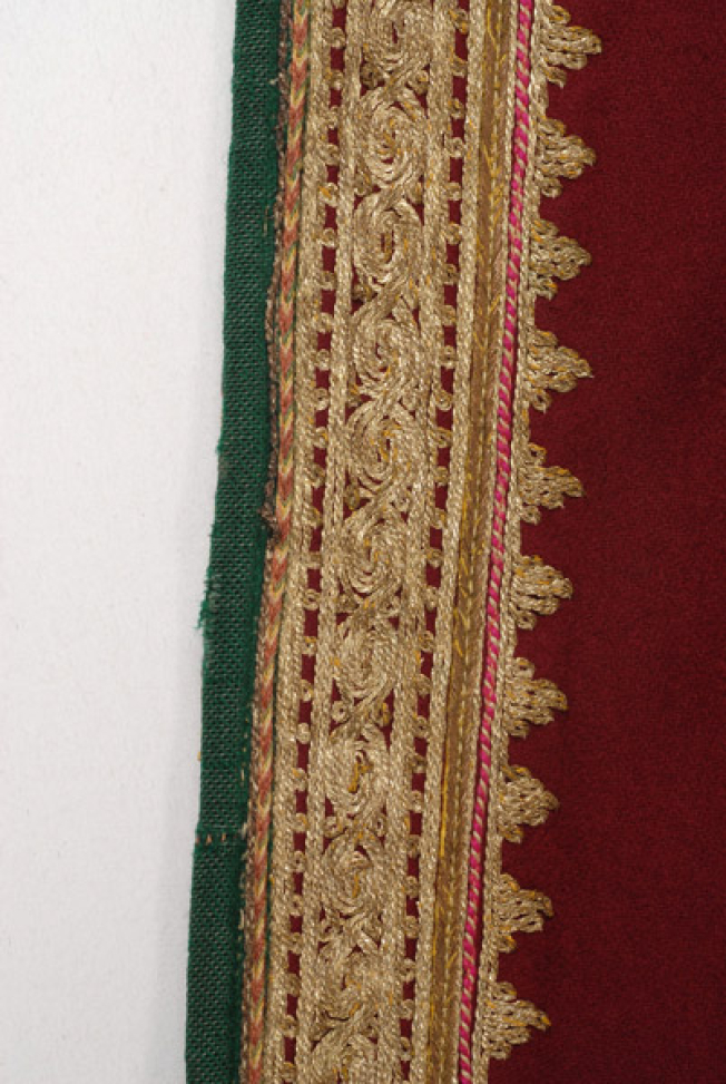 Λεπτομέρεια περιφερειακής διακόσμησης με χρυσοκέντητα ντουγαδάκια