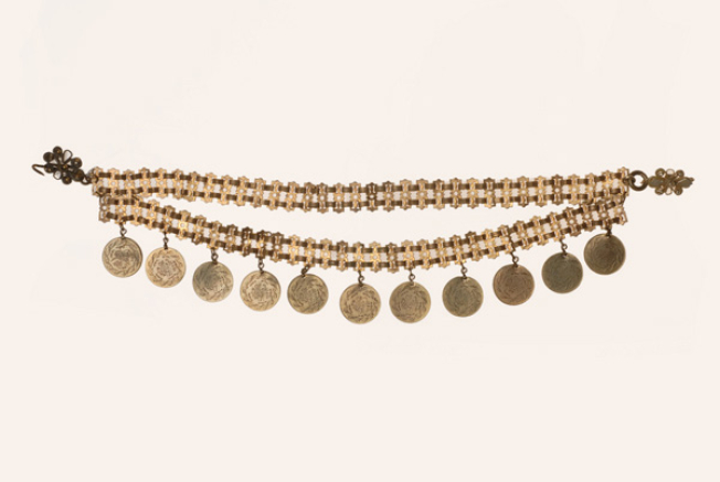 Coin pendant, head ornament consisting of two rows of jointed gold-plated pendant and nine gilded coin imitations