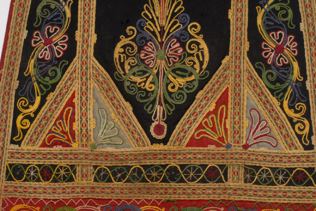Bottom of the central apron, decoration with multicoloured stylized vegetal motifs and four rectangular triangle of applique bands 