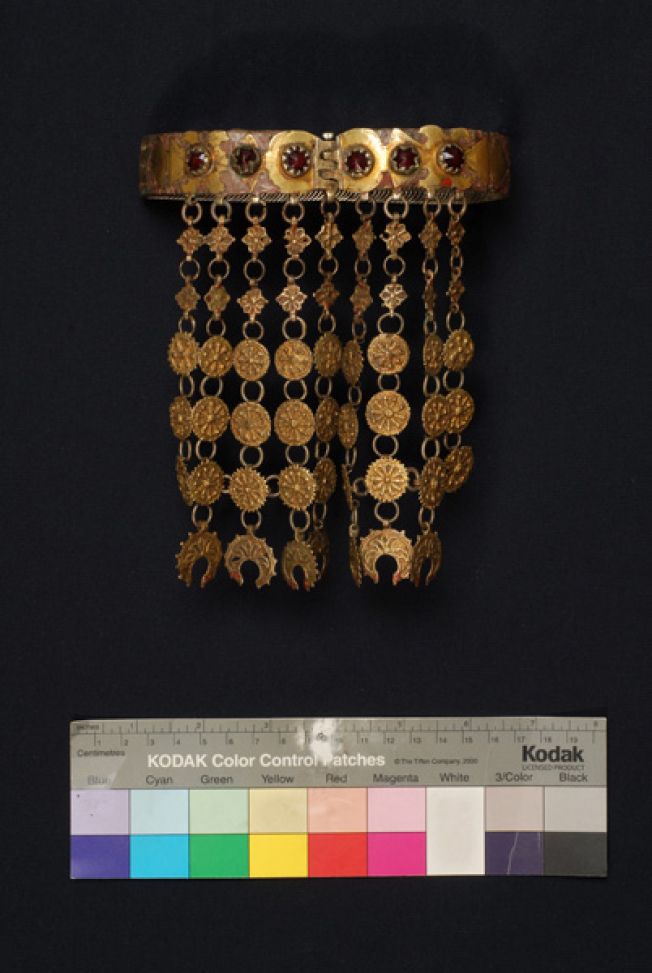 Assimoyordano, choker made from gilt filigree netting decorated with gold-plated foils whose shape is reminiscent of vegetal (stylized tree) and mythical themes (doube-headed eagle). It has suspended elements including flowers, rosettes and petals