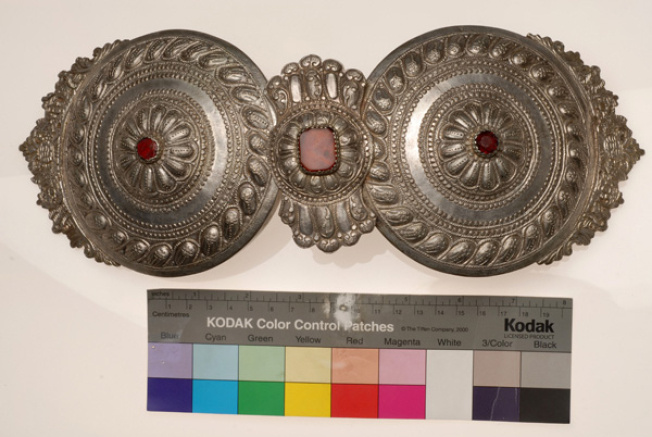 Αssimozounaro, silver hooks and eyes crafted using hammer and grainy design techniques. Decoration with red glass stone and agate