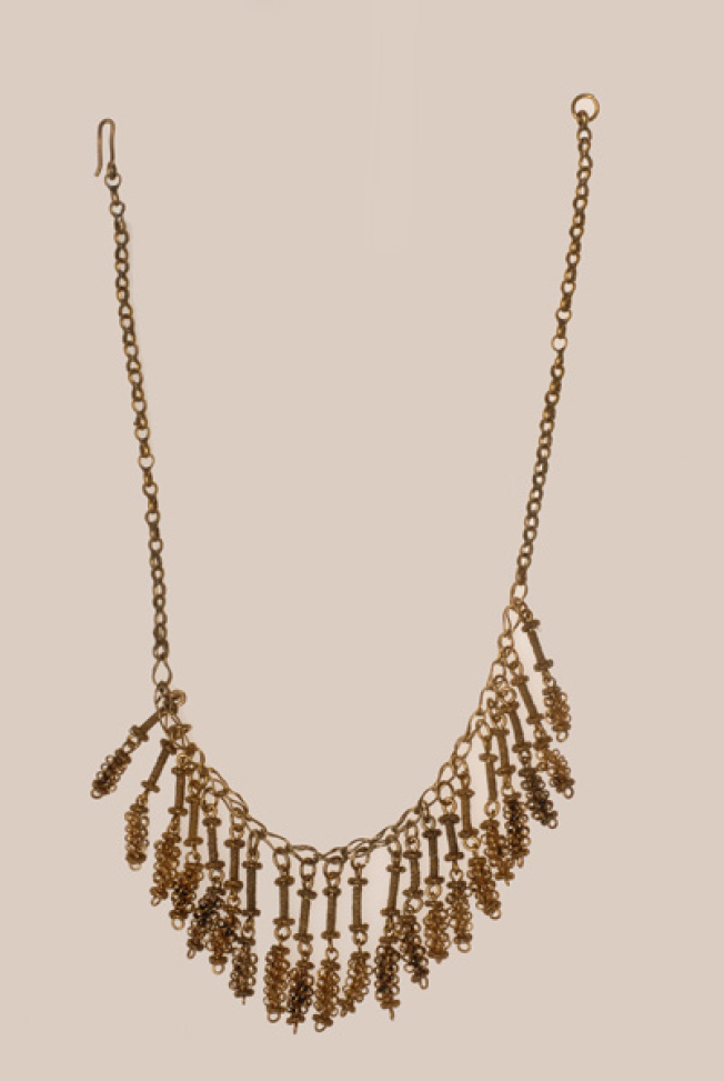 Choker with suspended elements from spiral gilt wires