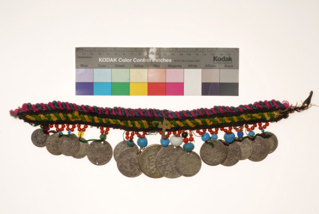 Σία, παλαιότερη μορφή επιστήθιου κοσμήματος της Ορεινής Σερρών από ποικιλόχρωμα μάλλινα γαϊτάνια, απ' όπου κρέμονται δεκαέξι νομίσματα. Διακόσμηση με χρωματιστές χάντρες σε διάφορα μεγέθη.