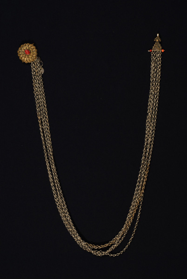 Pitelka or petoulka, variety of chained kiousteki. At the one edge it bears a wiry rosette with a red glass stone at the centre