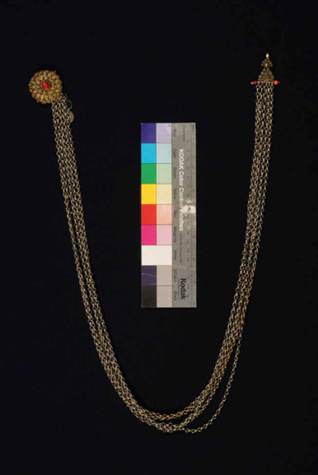 Pitelka or petoulka, variety of chained kiousteki. At the one edge it bears a wiry rosette with a red glass stone at the centre