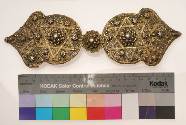 Gilt filigree buckle with stylized vegetal and floral decoration and a pentagram