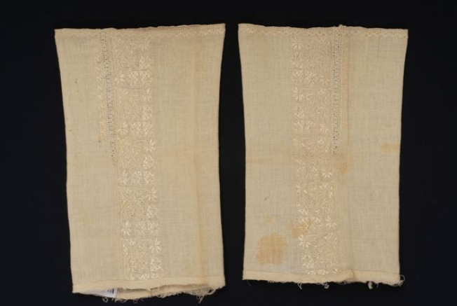 Lower part of the sleeves of a woman's chemise