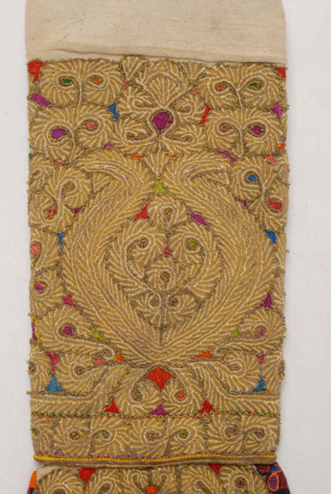 Gold embroidery of oversleeve: "pitcher"