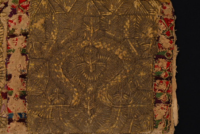 Narrow gold embroidery: narrow embroidered band with green threads