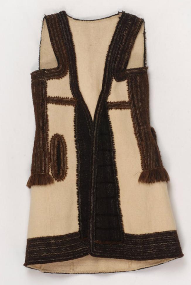 Whitish fullen wool sigouna embroidered with brown wool strimmata