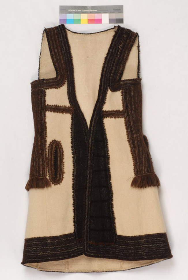 Whitish fullen wool sigouna embroidered with brown wool strimmata