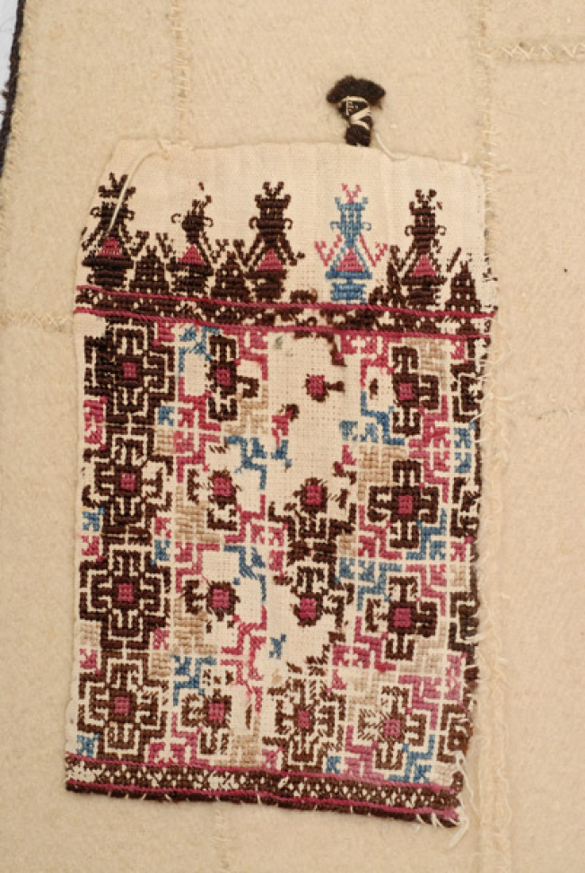 Inner dressing of the opening with cotton applique fabric embroidered with colourful silk threads