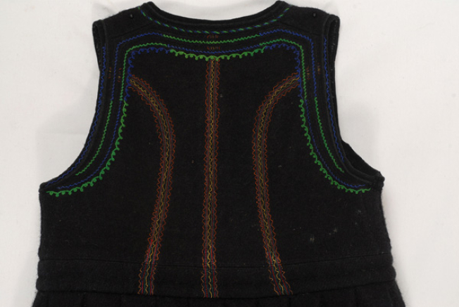 Detail of the applique decoration at the kormi, back, with thilitsa and karelisia embroideries