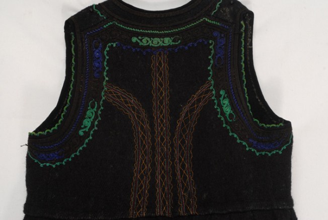 Detail of the applique decoration at the kormi, back, thilitses and sarakatsana and karelisia embroideries
