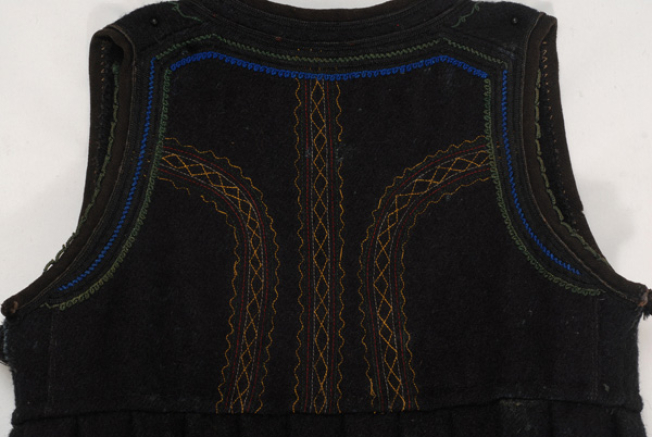 Detail of the applique decoration at the kormi, back, with thilitsa and karelisia embroideries
