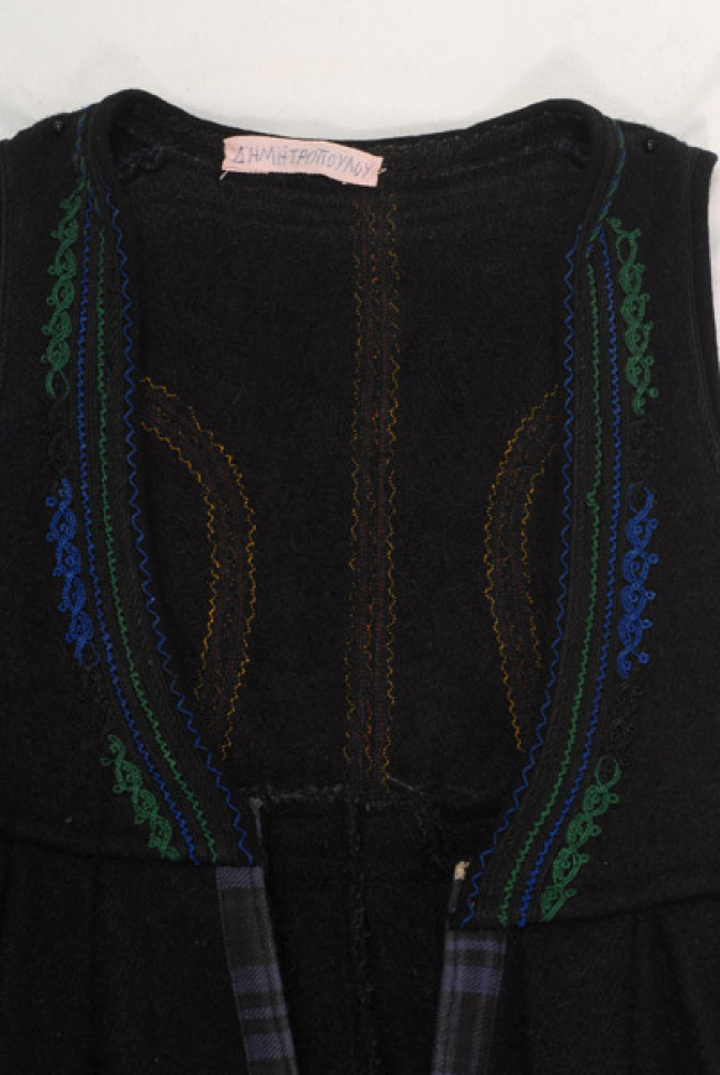 Detail of the decoration at the chest, kykles me ena mataki (rounds with one small eye), zechia (cords), arches with small loops and small loops
