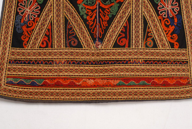 Posta, bottom part of the apron, band shaped with the arch shape and the leafy scroll motifs