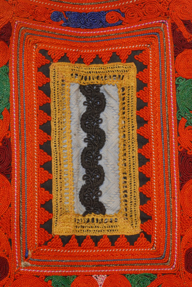 Detail of the back: points at the centre of the back
