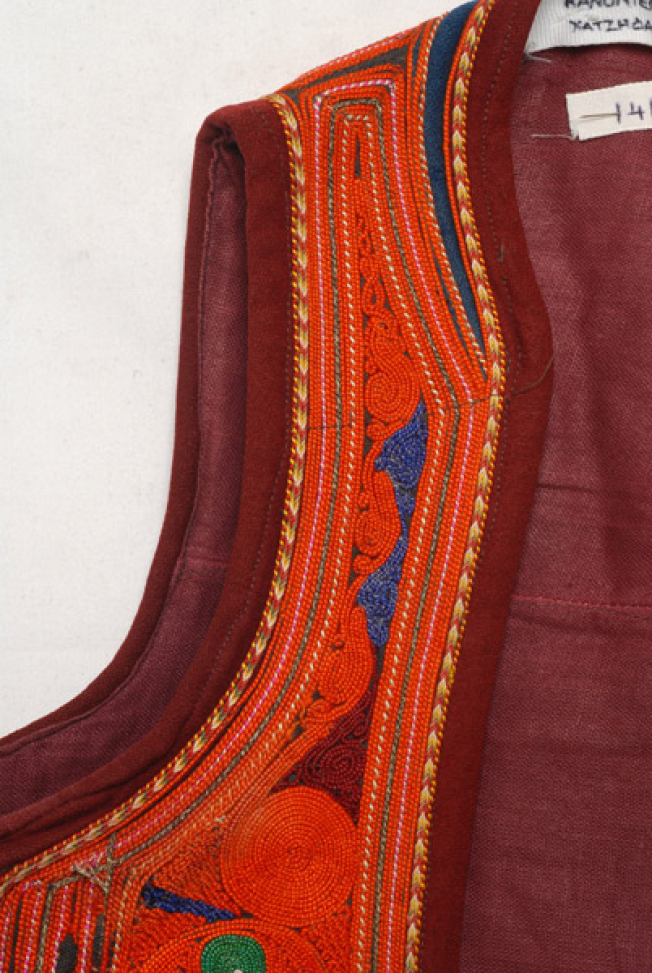 Front "shoulder strap": motif of the leafy scroll