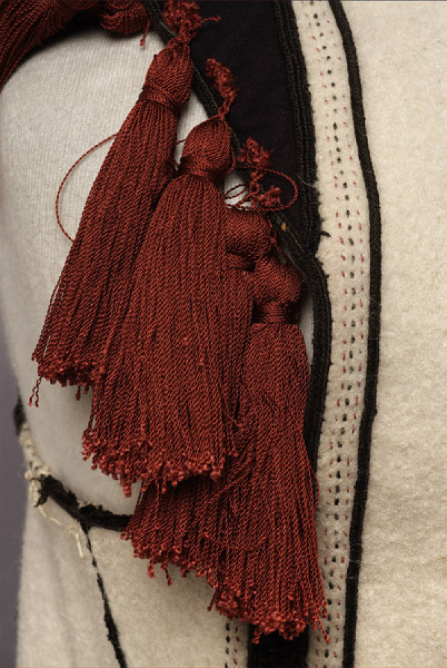 Lug with tassels, back