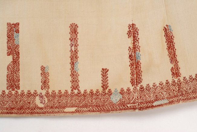 Kolonato chemise, styloi and edging at the back "mana" and right loxari