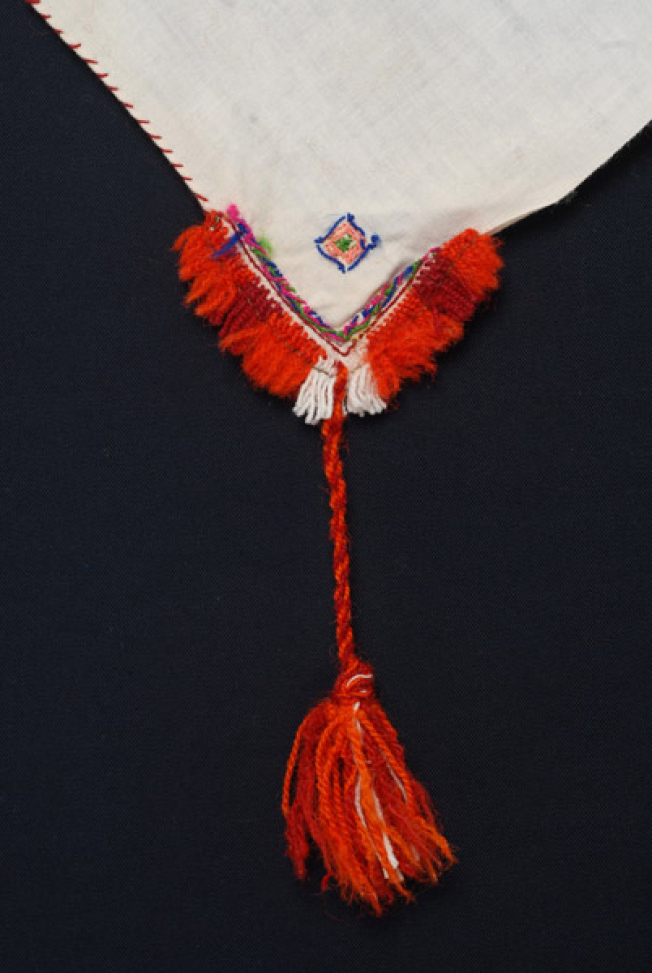 Detail of the decoration, thin embroidery at the other corner of the kerchief